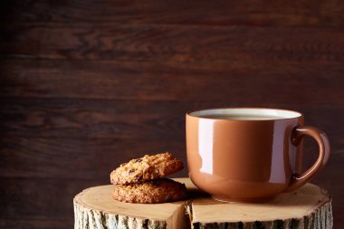 Bir fincan sıcak çay, kurabiye ve dekorasyon ahşap arka plan, seçici odak üzerinde bir oturum ile Noel kavramı