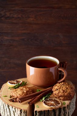 Bir fincan sıcak çay, kurabiye ve dekorasyon ahşap arka plan, seçici odak üzerinde bir oturum ile Noel kavramı