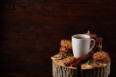 Beyaz fincan çay ve ülke tarzı ahşap arka plan, yakın çekim, seçici odak bir oturum tanımlama bilgileri