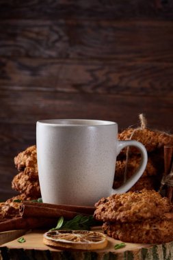 Beyaz fincan çay ve ülke tarzı ahşap arka plan, yakın çekim, seçici odak bir oturum tanımlama bilgileri