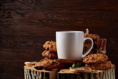 Beyaz fincan çay ve ülke tarzı ahşap arka plan, yakın çekim, seçici odak bir oturum tanımlama bilgileri