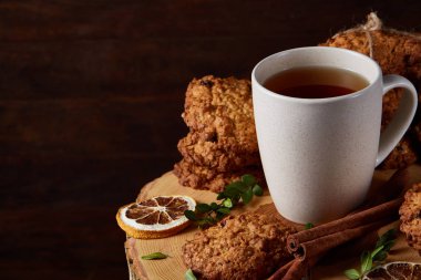 Beyaz fincan çay ve ülke tarzı ahşap arka plan, yakın çekim, seçici odak bir oturum tanımlama bilgileri