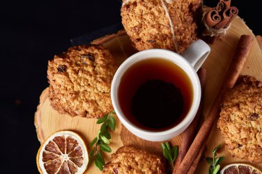 Beyaz fincan çay ve ülke tarzı ahşap arka plan, yakın çekim, seçici odak bir oturum tanımlama bilgileri