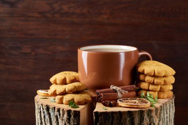 Bir fincan sıcak çay, kurabiye ve dekorasyon ahşap arka plan, seçici odak üzerinde bir oturum ile Noel kavramı