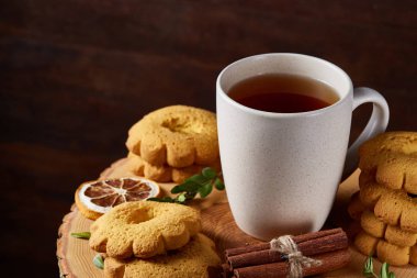 Beyaz fincan çay ve ülke tarzı ahşap arka plan, yakın çekim, seçici odak bir oturum tanımlama bilgileri