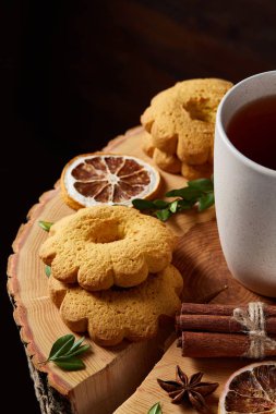 Beyaz fincan çay ve ülke tarzı ahşap arka plan, yakın çekim, seçici odak bir oturum tanımlama bilgileri