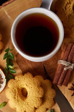 Beyaz fincan çay ve ülke tarzı ahşap arka plan, yakın çekim, seçici odak bir oturum tanımlama bilgileri