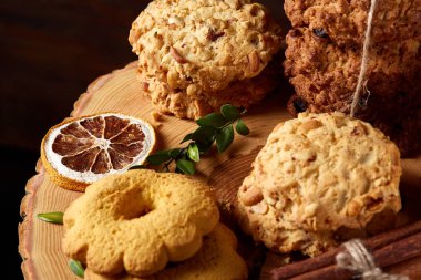 Tanımlama bilgileri ve dekorasyon ahşap arka plan, seçici odak üzerinde bir oturum ile Noel kavramı