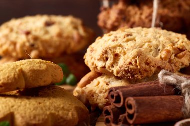 Tanımlama bilgileri ve dekorasyon ahşap arka plan, seçici odak üzerinde bir oturum ile Noel kavramı