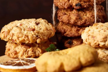 Tanımlama bilgileri ve dekorasyon ahşap arka plan, seçici odak üzerinde bir oturum ile Noel kavramı