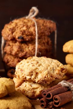 Tanımlama bilgileri ve dekorasyon ahşap arka plan, seçici odak üzerinde bir oturum ile Noel kavramı