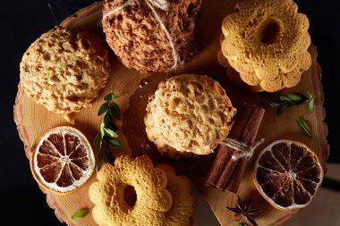 Tanımlama bilgileri ve dekorasyon ahşap arka plan, seçici odak üzerinde bir oturum ile Noel kavramı