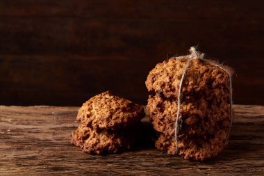 Tanımlama bilgileri ve dekorasyon ahşap arka plan, seçici odak üzerinde bir oturum ile Noel kavramı