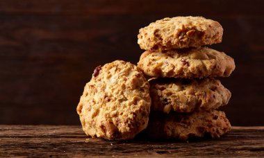 Tanımlama bilgileri ve dekorasyon ahşap arka plan, seçici odak üzerinde bir oturum ile Noel kavramı