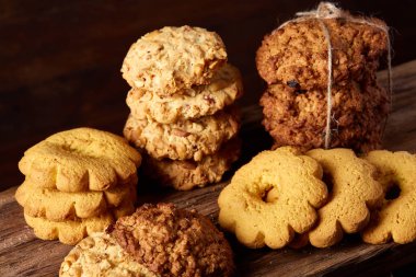 Tanımlama bilgileri ve dekorasyon ahşap arka plan, seçici odak üzerinde bir oturum ile Noel kavramı