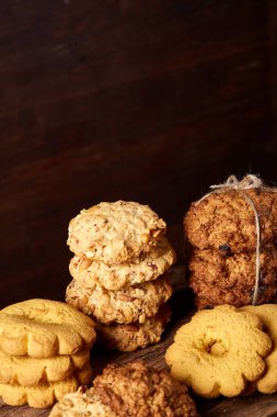 Tanımlama bilgileri ve dekorasyon ahşap arka plan, seçici odak üzerinde bir oturum ile Noel kavramı