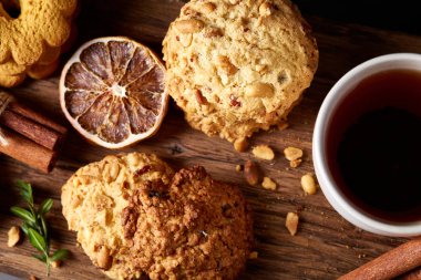 Beyaz fincan çay ve ülke tarzı ahşap arka plan, yakın çekim, seçici odak bir oturum tanımlama bilgileri