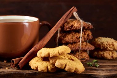 Geleneksel Noel çay bir fincan sıcak çay, kurabiye ve dekorasyon ahşap zemin, seçici odak konseptiyle