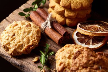 Tanımlama bilgileri ve dekorasyon ahşap arka plan, seçici odak üzerinde bir oturum ile Noel kavramı