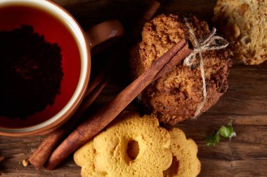 Geleneksel Noel çay bir fincan sıcak çay, kurabiye ve dekorasyon ahşap zemin, seçici odak konseptiyle