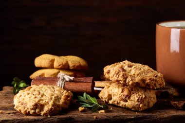 Geleneksel Noel çay bir fincan sıcak çay, kurabiye ve dekorasyon ahşap zemin, seçici odak konseptiyle