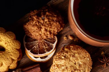 Geleneksel Noel çay bir fincan sıcak çay, kurabiye ve dekorasyon ahşap zemin, seçici odak konseptiyle