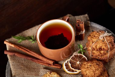 Geleneksel Noel çay bir fincan sıcak çay, kurabiye ve dekorasyon ahşap zemin, seçici odak konseptiyle