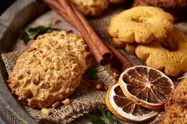 Tanımlama bilgileri ve tarçın bir ahşap varil, seçici odak, yakın çekim çeşitler ile kavramsal kompozisyon