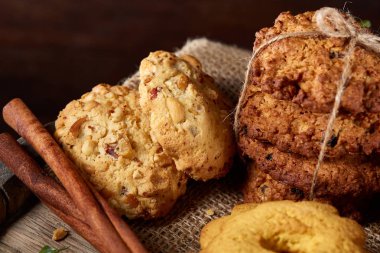 Tanımlama bilgileri ve tarçın bir ahşap varil, seçici odak, yakın çekim çeşitler ile kavramsal kompozisyon