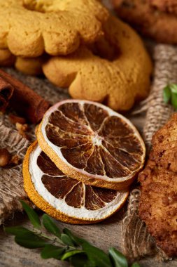 Tanımlama bilgileri ve tarçın bir ahşap varil, seçici odak, yakın çekim çeşitler ile kavramsal kompozisyon