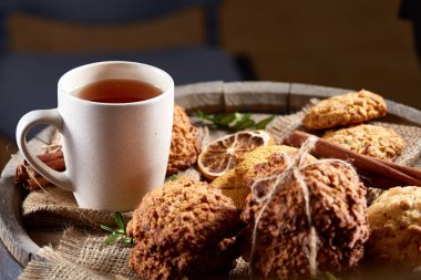 Geleneksel Noel çay bir fincan sıcak çay, kurabiye ve dekorasyon ahşap zemin, seçici odak konseptiyle