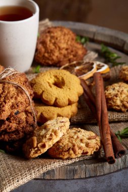 Geleneksel Noel çay bir fincan sıcak çay, kurabiye ve dekorasyon ahşap zemin, seçici odak konseptiyle