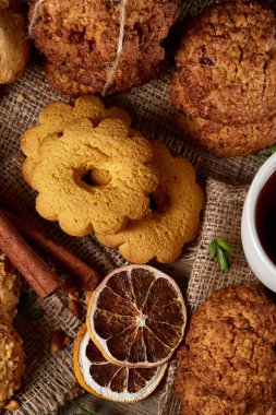 Geleneksel Noel çay bir fincan sıcak çay, kurabiye ve dekorasyon ahşap zemin, seçici odak konseptiyle