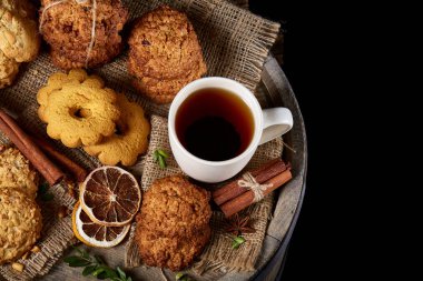 Geleneksel Noel çay bir fincan sıcak çay, kurabiye ve dekorasyon ahşap zemin, seçici odak konseptiyle