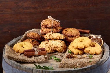 Tanımlama bilgileri ve tarçın bir ahşap varil, seçici odak, yakın çekim çeşitler ile kavramsal kompozisyon