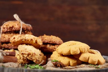 Tanımlama bilgileri ve tarçın bir ahşap varil, seçici odak, yakın çekim çeşitler ile kavramsal kompozisyon