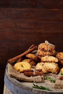 Tanımlama bilgileri ve tarçın bir ahşap varil, seçici odak, yakın çekim çeşitler ile kavramsal kompozisyon