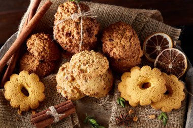 Tanımlama bilgileri ve tarçın bir ahşap varil, seçici odak, yakın çekim çeşitler ile kavramsal kompozisyon