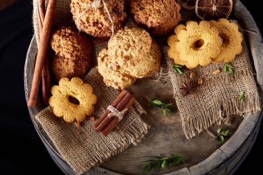 Tanımlama bilgileri ve tarçın bir ahşap varil, seçici odak, yakın çekim çeşitler ile kavramsal kompozisyon