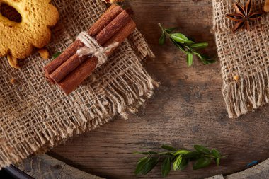 Tanımlama bilgileri ve tarçın bir ahşap varil, seçici odak, yakın çekim çeşitler ile kavramsal kompozisyon