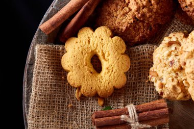 Tanımlama bilgileri ve tarçın bir ahşap varil, seçici odak, yakın çekim çeşitler ile kavramsal kompozisyon