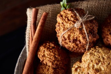 Tanımlama bilgileri ve tarçın bir ahşap varil, seçici odak, yakın çekim çeşitler ile kavramsal kompozisyon