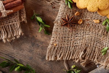 Tanımlama bilgileri ve tarçın bir ahşap varil, seçici odak, yakın çekim çeşitler ile kavramsal kompozisyon