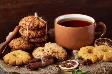 Geleneksel Noel çay bir fincan sıcak çay, kurabiye ve dekorasyon ahşap zemin, seçici odak konseptiyle