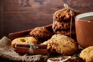 Geleneksel Noel çay bir fincan sıcak çay, kurabiye ve dekorasyon ahşap zemin, seçici odak konseptiyle