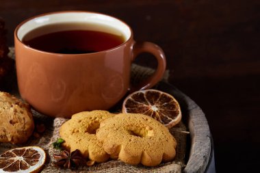 Geleneksel Noel çay bir fincan sıcak çay, kurabiye ve dekorasyon ahşap zemin, seçici odak konseptiyle