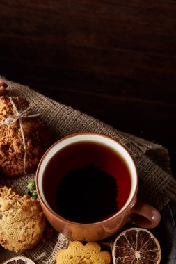 Geleneksel Noel çay bir fincan sıcak çay, kurabiye ve dekorasyon ahşap zemin, seçici odak konseptiyle