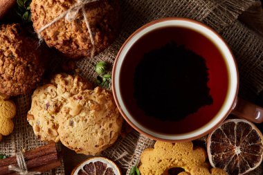 Geleneksel Noel çay bir fincan sıcak çay, kurabiye ve dekorasyon ahşap zemin, seçici odak konseptiyle