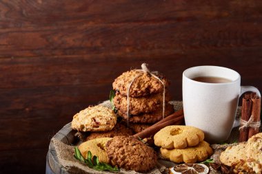 Geleneksel Noel çay bir fincan sıcak çay, kurabiye ve dekorasyon ahşap zemin, seçici odak konseptiyle