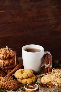 Geleneksel Noel çay bir fincan sıcak çay, kurabiye ve dekorasyon ahşap zemin, seçici odak konseptiyle